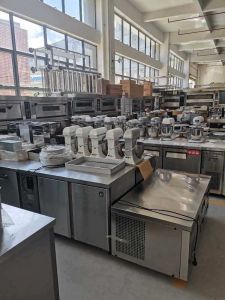 常年回收不銹鋼工作臺(tái)，水池，灶臺(tái)，冷藏柜